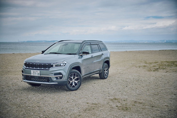 フロントフェイスは、ジープの象徴たる“7スロットグリル”とLEDヘッドランプが一体化されたデザイン。前走車や対向車の有無を検知してビームを自動で切り替えるオートハイビームシステムが備わる。