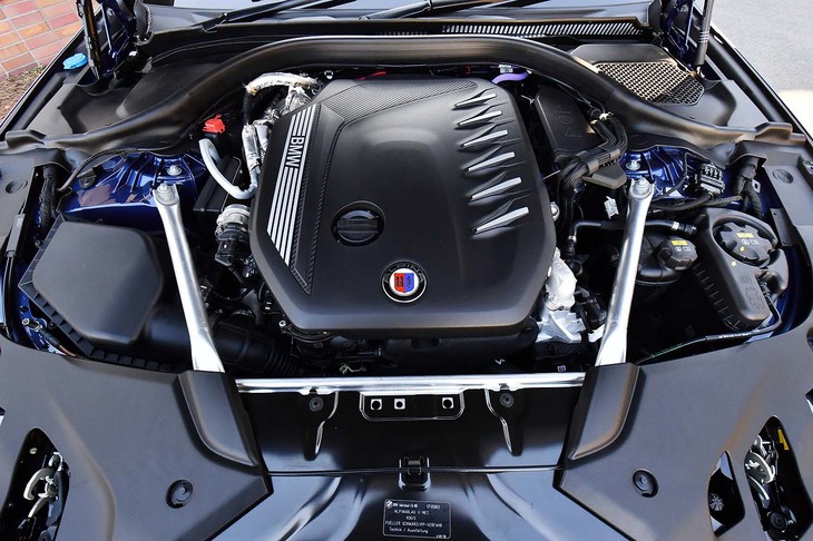 3リッター直6ディーゼルターボエンジンは48Vのマイルドハイブリッドシステムを搭載。最高出力347PSのハイパワーと、WLTPモードで13.5km/リッターという優れた燃費性能を両立させる。