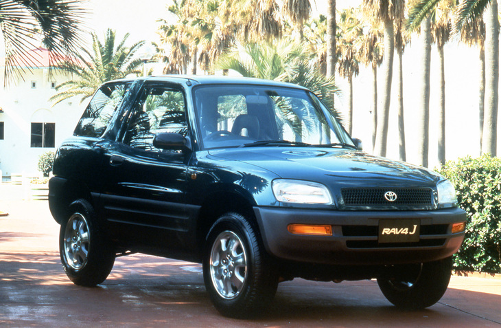 木村拓哉が最初に出演したトヨタのCMは、1994年に登場した初代「RAV4」。キャッチフレーズは「RAV4という名のスポーツ」だった。