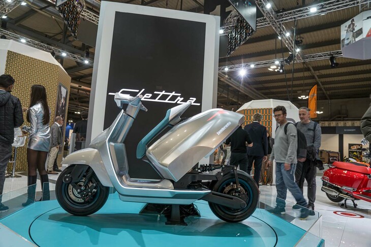 スクーターブランドのランブレッタは、電動コンセプトモデル「ELETTRA（エレットラ）」を発表した。かつてのランブレッタよろしく、リアパネルを跳ね上げてパワーユニットにアクセスできる。リアの足まわりは、そこから見えるアルミ製スイングアームにサスペンションをセットするユニークなレイアウト。車重は135kgで、最高速は110km/hとされている。