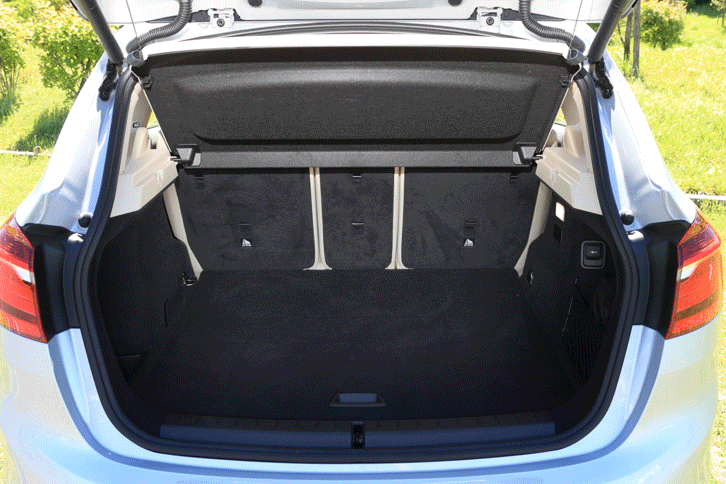 バッテリーや後輪用モーターなどが搭載されるため、ラゲッジルームの容量は400リッターに減少している。（写真をクリックすると、シートの倒れる様子が見られます）