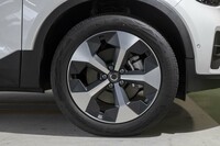 タイヤ＆ホイールは前後とも19インチ。試乗車はコンチネンタルのエコタイヤ「エココンタクト6」を履いていた。