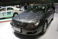 「BYD F6」は4気筒エンジンを搭載したセダンだった。2008年ジュネーブショーにて。