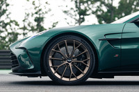 タイヤには専用チューニングが施された「ミシュラン・パイロットスポーツS 5」を採用。サイズは前が275/35ZR21、後ろが325/30ZR21だ。