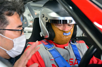 テストではまず神山氏がドライバーを担当。最初は緊張したものの、最後はもっと速く走らせようかと思うほどワクワクしたという。