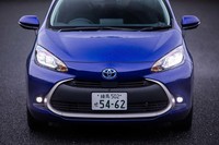 立体的なグリルが目を引く新型「アクア」のフロントフェイス。精悍（せいかん）さと親しみやすさを併せ持つとされる。