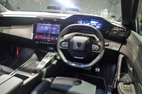 プジョー独自の「iコックピット」は、ディスプレイを大型化するなど進化を遂げている。「OK、プジョー」のボイスコマンドで起動するインフォテインメントシステム「iコネクトアドバンスト」も搭載される。