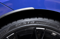 「エクスタPS71」の後継として「エクスタ スポーツ」と「エクスタ スポーツS」の2タイプが登場。前者はよりデイリーユースを重視したスポーツカー向けで、後者はスーパースポーツの領域までをカバーする。