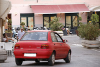 写真E。本土ではとっくに絶滅してしまったモデルも、大切に使われていることがある。これはその一例。「マツダ121（日本名：オートザム・レビュー）」が。