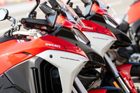 本国仕様にはシンプルな装備のエントリーグレードも存在するが、日本へはARASが標準装備となる「V4 S」「V4 Sスポーツ」のみが導入される。