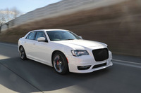 特別仕立ての内外装が組み合わされる「クライスラー300 SRT8」。サスペンションやパワーステアリングにも、専用のチューニングが施される。