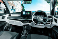 インテリアのイメージ画像。エクステリアと比べると、こちらはスポーティー感が強めだ。
	ほった「インパネからドアに続く白いオーナメントの一体感を、エアコンの吹き出し口が絶妙にジャマしてますよね」　
	渕野「ドアからインパネ側へもっとスムーズにつなぎたいところだと思いますが、あの辺は内側に機械や構造が入るので、引っ込ませるのが難しかったんだと思います」