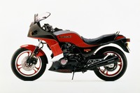 1984年に現れた「カワサキ750ターボ」は、ストレートに「世界最強のターボモデル」を目指した一台。当時のフラッグシップ「GPz1100」に迫るパフォーマンスを発揮した。