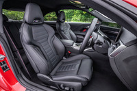 「M」のロゴイルミネーションがヘッドレスト下部に配置されたヴァーネスカレザー表皮の「Mスポーツシート」をフロントに採用。サイド／ランバー／サイサポートを含めた電動調整機構とヒーターが内蔵される。