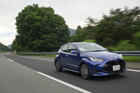 「ヤリス」（FF車）のサスペンションはフロント：マクファーソンストラット式、リア：トーションビーム式。高速道路の継ぎ目などを軽くいなす乗り心地のよさも、今回試乗したMTモデルの特徴だった。