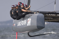 船底にはL字型に曲がっているダガーボードが取り付けられている。