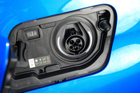 駆動用バッテリーは普通充電のみに対応。給電用ポートがボディー左後部に設置されている。満充電までに200Vの3kWで5時間、200Vの6kWで2.5時間を要する。