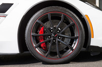 サスペンションをはじめ、シャシーのチューニングは「Z06」と共通。タイヤサイズは前が285/30ZR19、リアが335/25ZR20となっている。