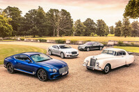 2017年に発表された最新世代の「コンチネンタルGT」（写真左）と、そのルーツされる「Rタイプ コンチネンタルH.J.マリナー スポーツサルーン」（写真右）。