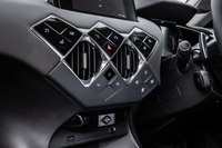 ひし形を5つ組み合わせたインストゥルメントパネルデザインは、「DS 3クロスバック」でのみ採用されるもの。その下に、クル・ド・パリ（ギョーシェ彫り）のエンジンスタータースイッチも配置されている。