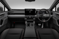 専用フロントコンソールサイドニーパッドや専用アルミペダル（アクセル／ブレーキ）が採用される「RAV4 GRスポーツ（PHEV）」のインテリア。