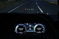 特殊な車体構造の「ランドクルーザー“250”」だが、レーダークルーズコントロールやレーンキーピングアシストといった運転支援システムの作動に違和感はない。「ZX」には、渋滞時のハンズオフ走行を可能とする、「トヨタチームメイト［アドバンストドライブ（渋滞時支援）］」も、標準で採用される。