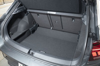 445リッターという広い荷室容量も「Tロック」の特徴。可動式のフロアボードは利便性が高く、写真のように“深底”にもできる。また荷室の側壁には、床下に物を収納する際にフロアボードを開けた状態で固定できるフックも備わっている。