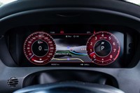 「ジャガードライブコントロール」と呼ばれるドライビングモードの切り替えに連動し、メーター内のカラーリングやデザインも変化する。写真は最もスポーティーなパフォーマンスを発揮するという「ダイナミックモード」時の表示。