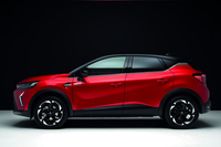 ダイヤモンドカット加工を施したブラックの18インチアルミホイールが新たに採用された。