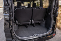 3列目シートを使用した際の荷室の様子。床下に「スーパーラゲージボックス」と呼ばれる容量104リッター（スペアタイヤ非搭載時）のサブトランクが設置されている。この容量は、ガソリン車でもハイブリッド車でも変わらない。