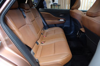 フロントシートをかなりの“ゆったりポジション”にしても、「クラウン エステート」のリアシートは写真のように余裕たっぷり。海外展開されるのも納得のつくりである。