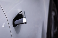 キーを持った人物が車両から3m以内の距離に近づくと検知、1.5m以内に近づくと自動解錠される格納式の「リトラクタブルドアハンドル」を採用。解錠状態で3分間放置された場合や、キーが車両から2m以上離れた際には自動で施錠する。