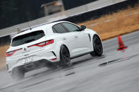 ダンパー内にもう1本のダンパーを配した「HCC」を持つのはノーマルモデルと同じだが、「メガーヌR.S.カップ」ではその長さを10％伸ばすことで、路面追従性をさらに高めている。