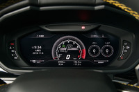 メーターはフル液晶タイプを採用。水温計と燃料系を枠外に備えたデザインは、どこかアウディの「バーチャルコックピット」を思わせる。