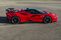 「SF90 XXストラダーレ」のボディーサイズは全長×全幅×全高＝4850×2014×1225mm、ホイールベースは2650mm。ベースとなった「SF90ストラダーレ」よりも全体がわずかに拡大されている。