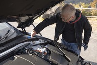 ダンパーの減衰力はストラットタワーのダイヤルを回して手動で調整する。フロントには簡単にアクセスできるが、リアの調整はジャッキアップする必要がある。