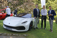 （写真左から）デウス・モータースのデザインダイレクター、エイドリアン-フィリップ・ブトゥカ氏、WAEのジェイムズ・オニール氏、イタルデザイン広報のウンベルト・ジョリオ氏。