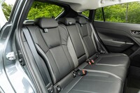 長い全長を生かして後席にもたっぷりとした空間が与えられる。背もたれの高さが抑えられているため、運転席からの後方視界が非常にいい。