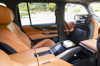 左側の後席は特等席となっており、助手席を格納したリラックスモードが使える。