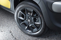 タイヤサイズは175/60R16。「イグニス」にも使用されるダブル5スポークのアルミホイールが標準装備される。