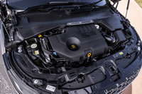 最高出力204PS、最大トルク430N・mを発生する「D200」の2リッター直4ディーゼルターボエンジン。減速時の運動エネルギーをバッテリーに充電し活用する、スマートリジェネレーティブチャージングシステムを組み合わせている。