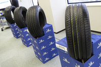 「プライマシー4」の発表会場に展示された、ミシュランの歴代コンフォートタイヤ。快適性に対する要望の高まりもあり、ミシュラン太田サイトの重要性はますます増してきている。