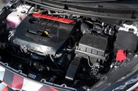 パワーユニットは1.6リッターの直3ターボエンジン。エンジン本体の隣の巨大なエアクリーナーがハイスペックを予感させる。