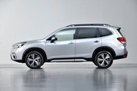 新型「フォレスター」のデザインは、従来モデル……というより、3代目以降のそれを色濃く受け継いだもの。それでも、ボディーサイドを飾るプレスラインなど、ディテールの違いにより、よりシャープでアカ抜けたイメージとなっている。