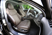 張りのあるレザーが使用されたぜいたくな仕立てのレザーシート。計16個のエアチャンバーによるマッサージ機能も内蔵されている。