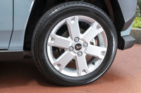 タイヤサイズは165/65R15。クロカンの「スズキ・ジムニー」を除くと、その外径は軽乗用車としては最大サイズだ。