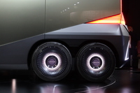 駆動方式は？　サスペンション形式は？　などと気になる点の多い「レクサスLSコンセプト」である。