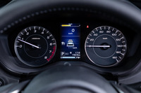 従来型と同様にメーターは2眼タイプで、中央にはカラー表示の4.2インチマルチインフォメーションディスプレイが配置されている。従来型よりも速度計の目盛りが細かくなるなどのデザイン変更が行われた。