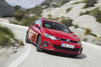 ワインディングロードを行く「ゴルフGTI」。0-100km/hの加速タイムは6.4秒と公表される。