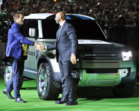 2019年11月に予約受け付けが開始された「ディフェンダー」。同年に日本で開催されたラグビーワールドカップにも花を添え、優勝した南アフリカチームに「ウェブ・エリス・カップ」（優勝杯）を届ける役を担った。